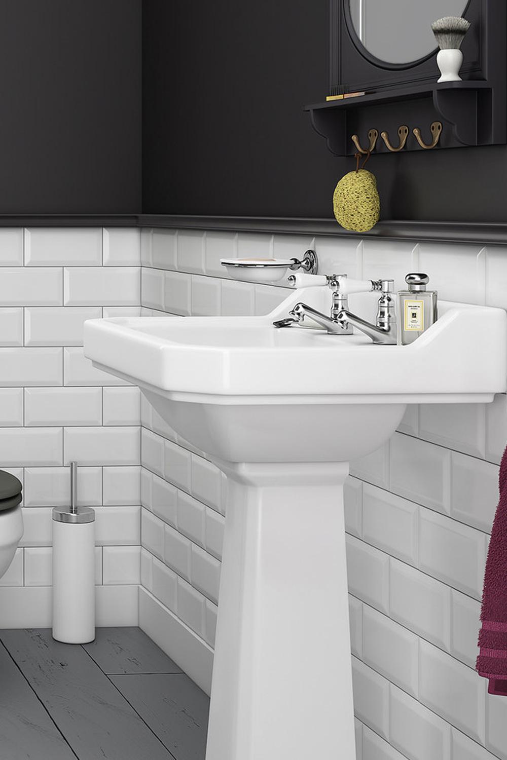 Baño moderno con contrastes