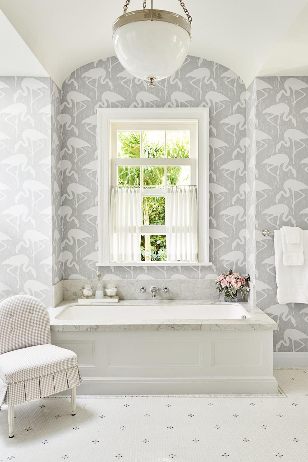 Baño minimalista con elementos naturales