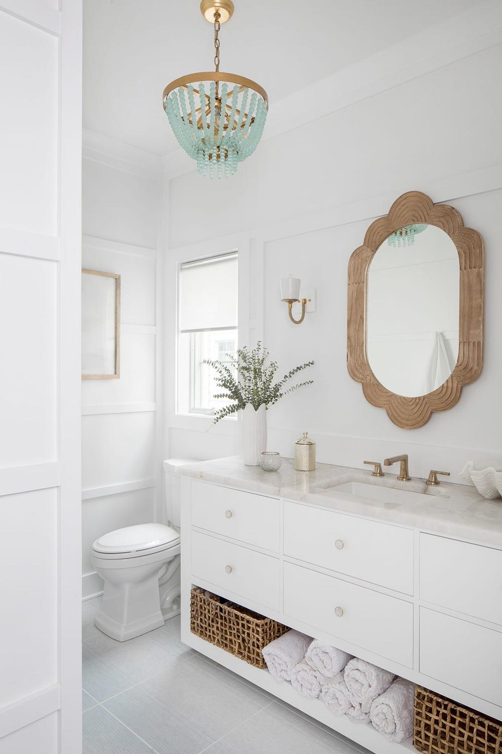 Baño contemporáneo con toques de arte