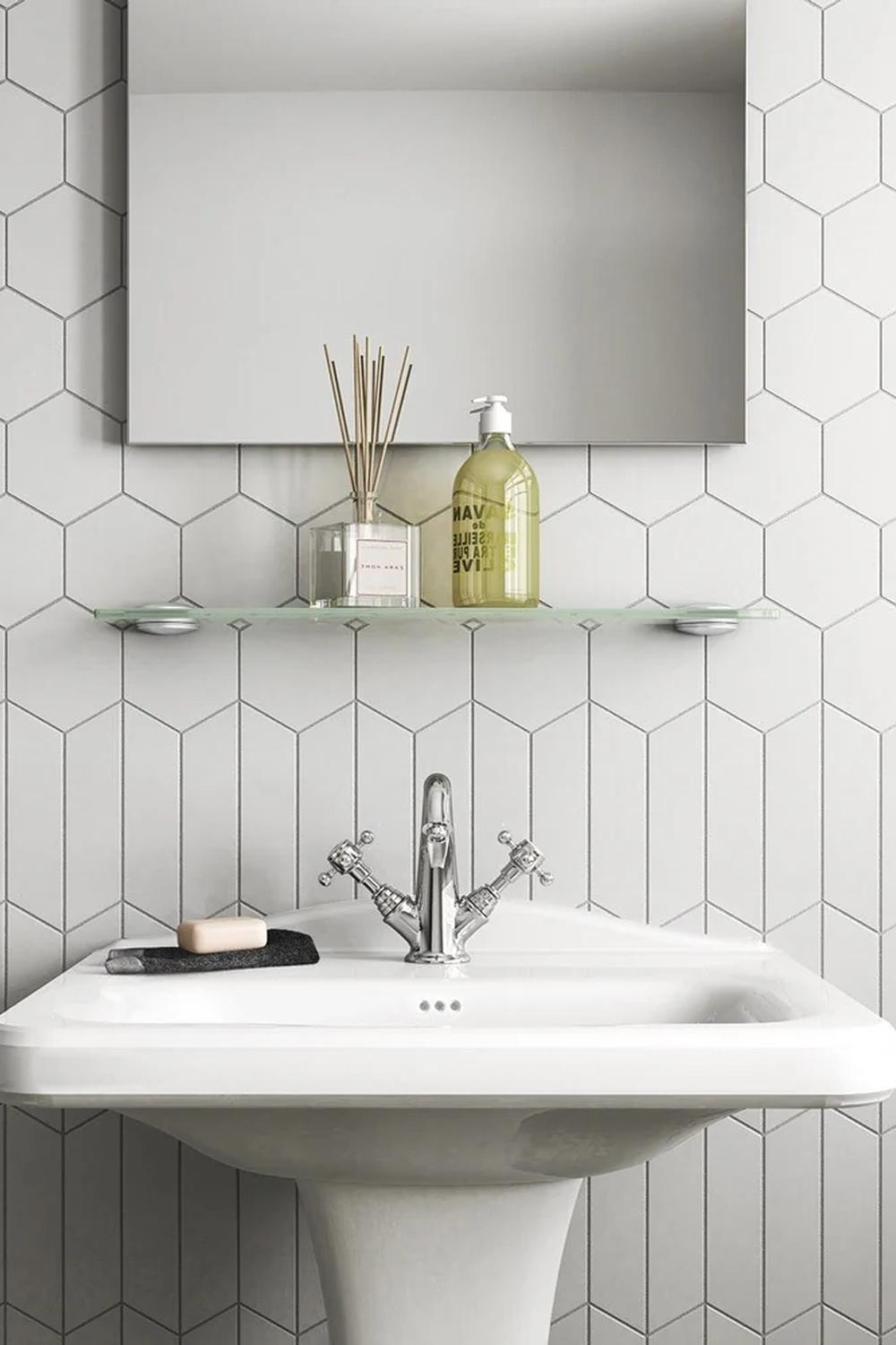 Diseño de Pared con Azulejos Hexagonales Blancos