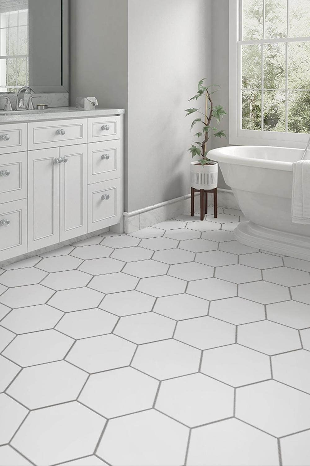 Suelo de Azulejos Hexagonales en un Baño Moderno