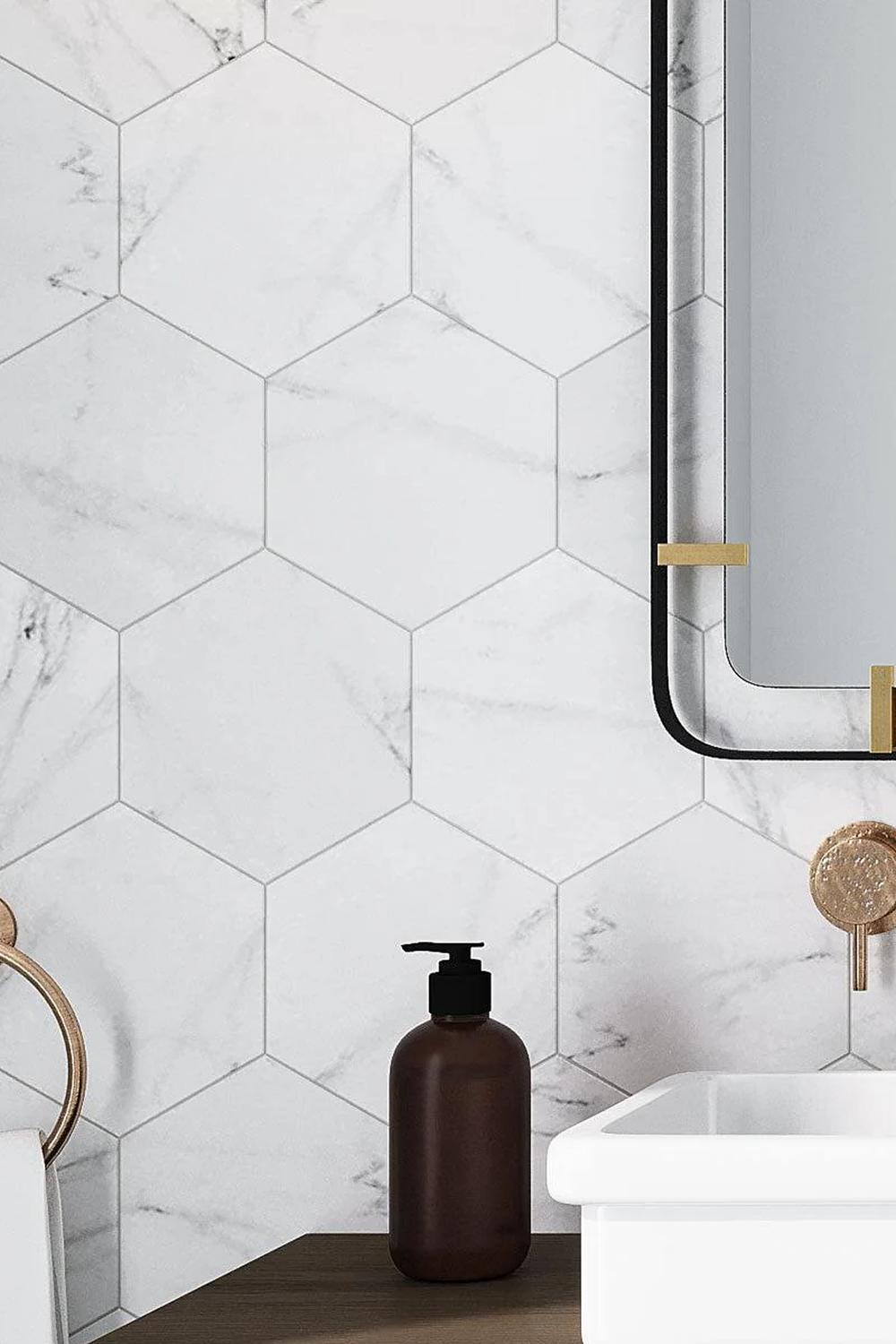 Baño con Azulejos que Simulan Mármol