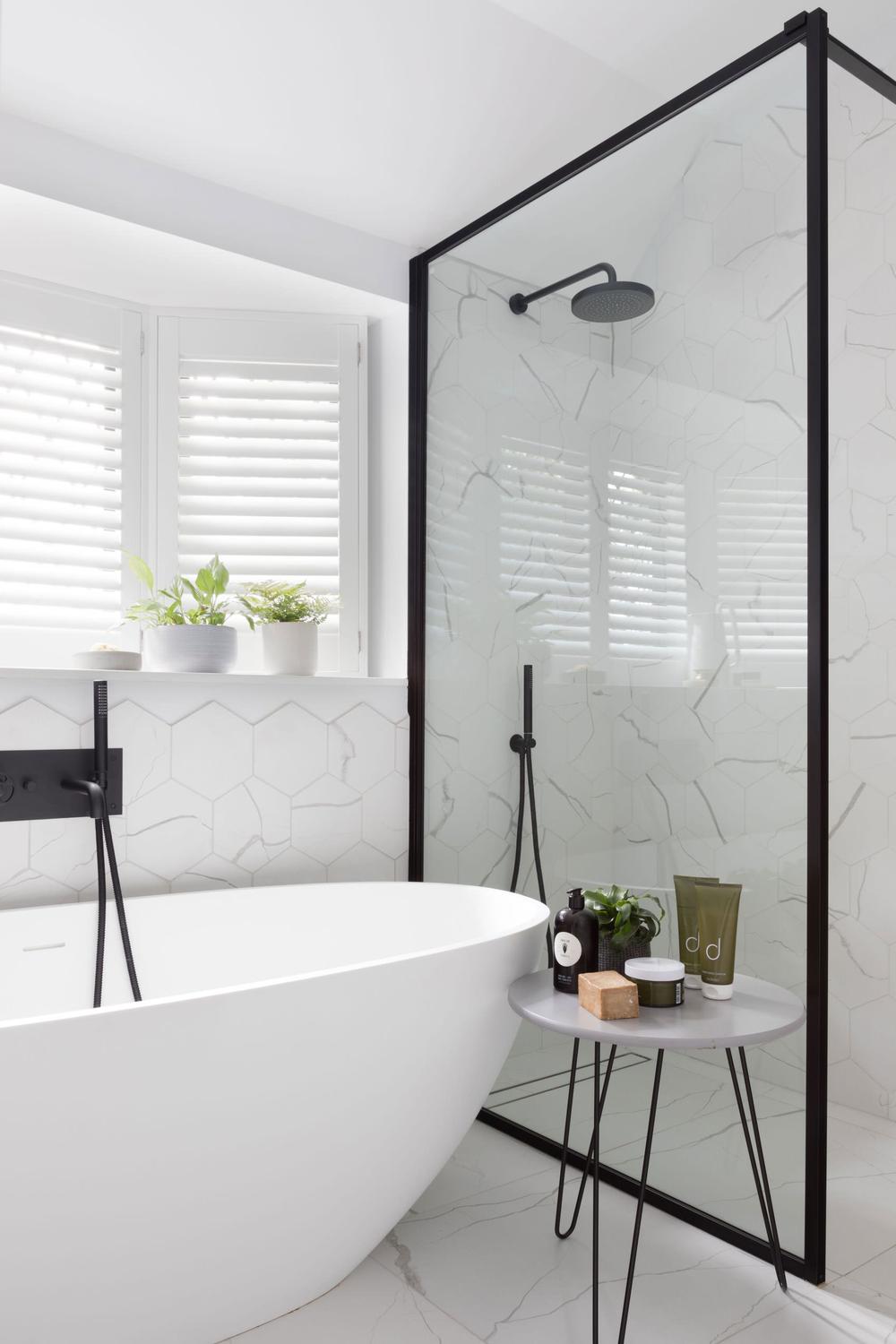 Baño con Azulejos Elegantes