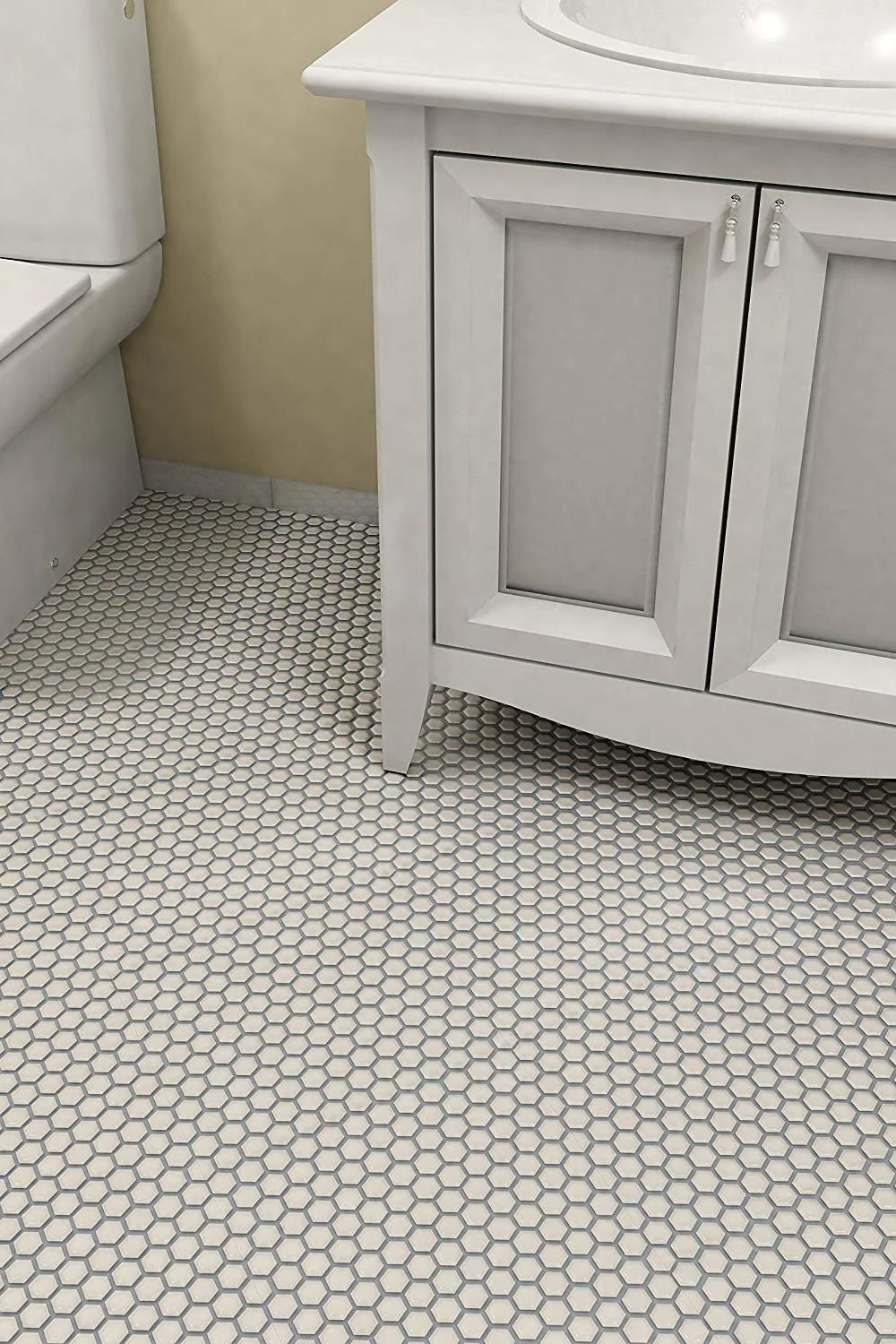 Baño con Azulejos y Acabados Elegantes