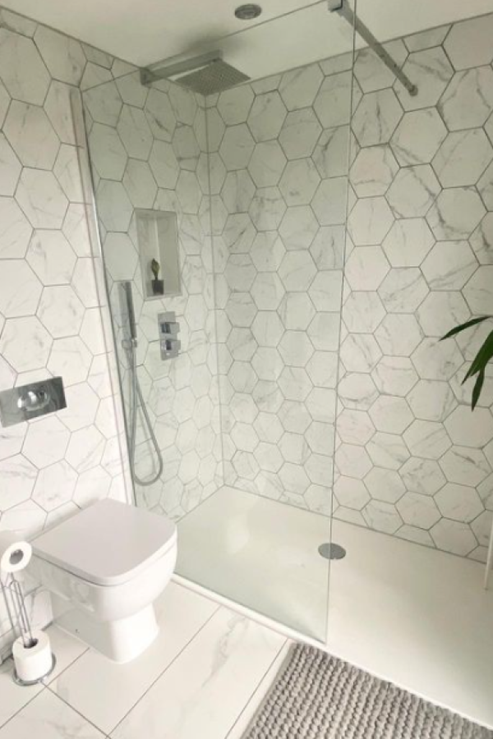 Minimalistic bathroom design featuring airy atmosphere and natural details.