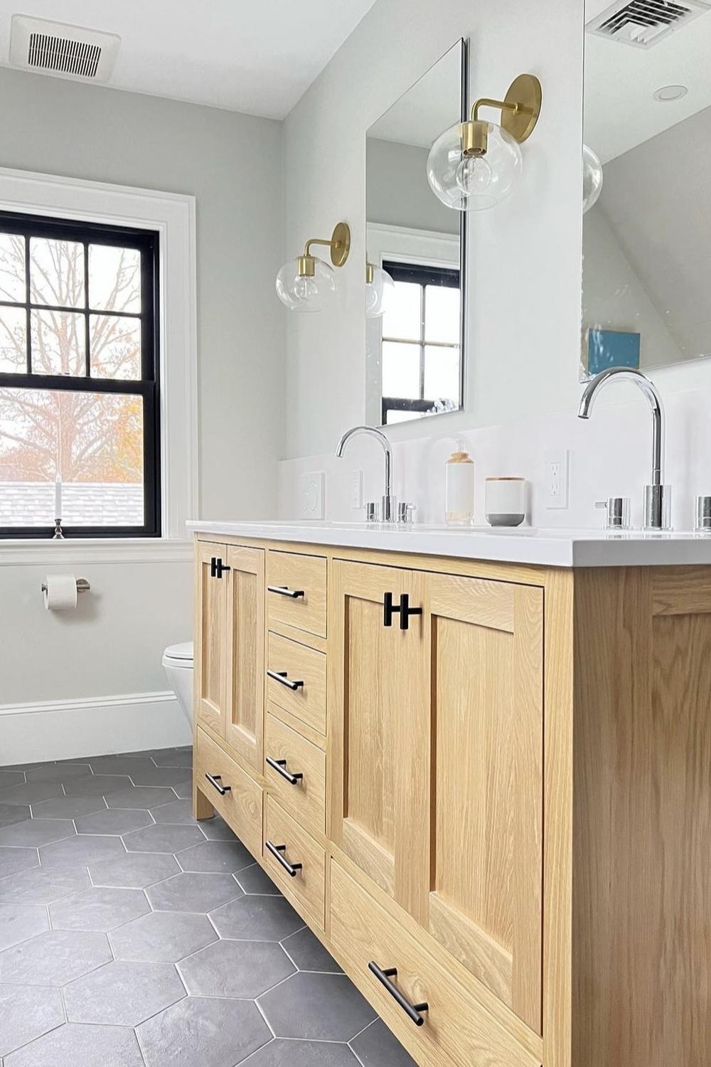 Baño moderno con mueble de baño de roble blanco