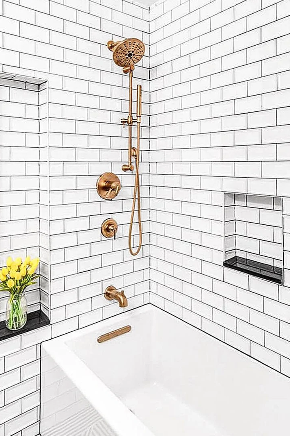 Baño con azulejos y accesorios en una paleta de grises