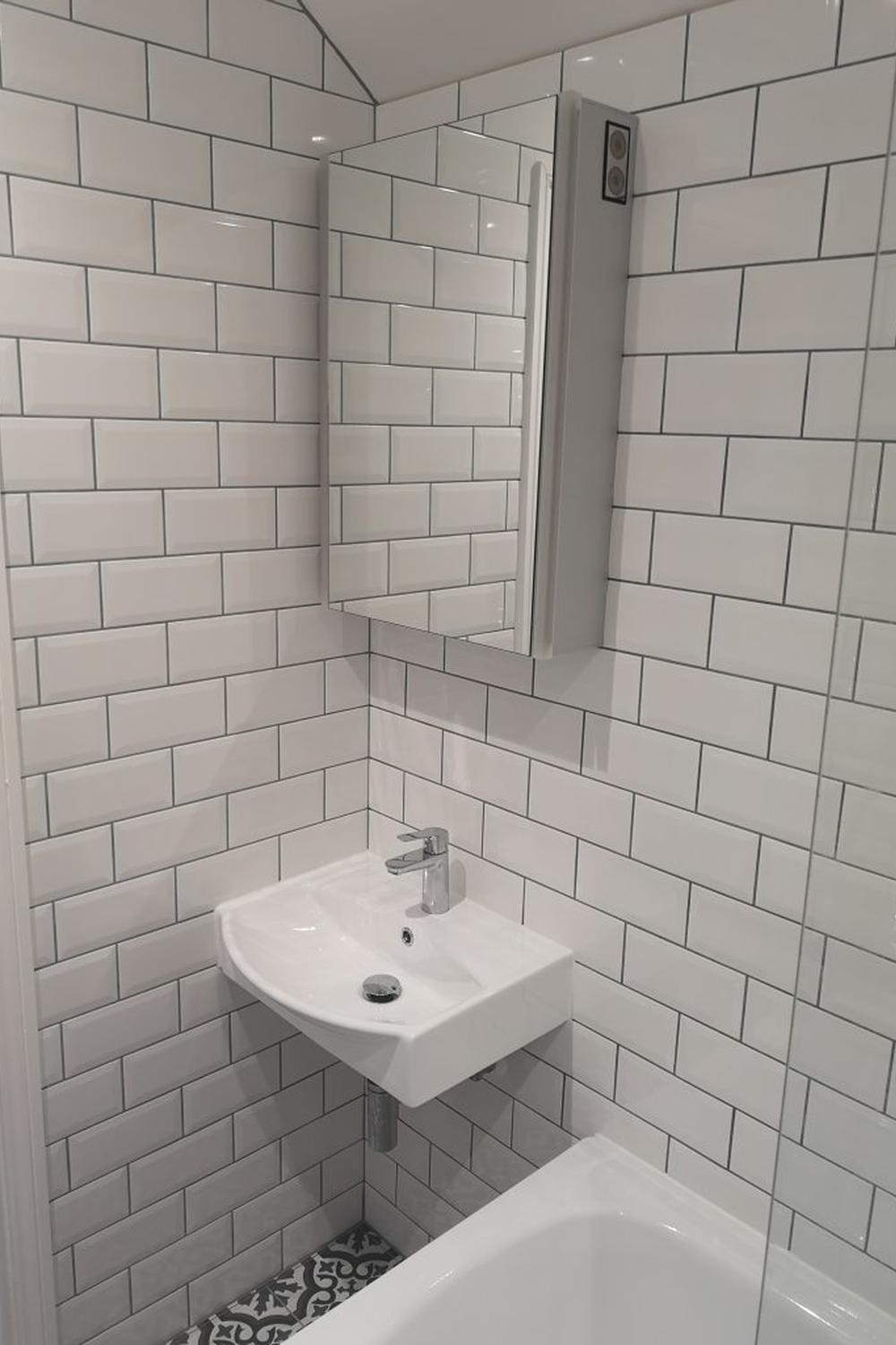 Baño con composición contemporánea y decoración natural