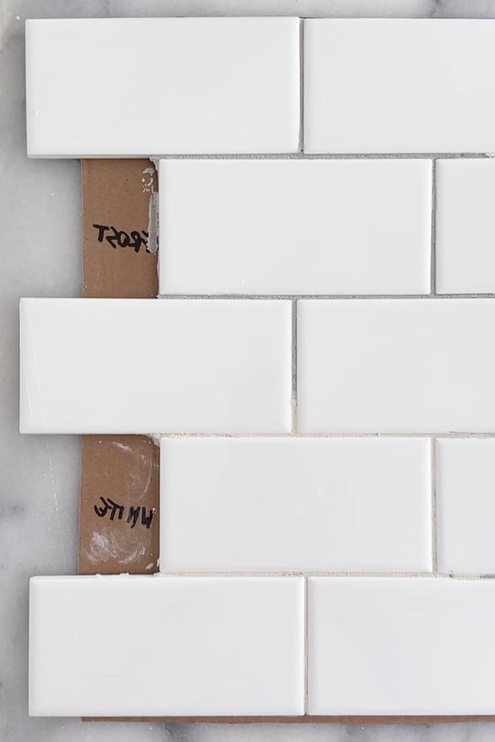 Baño con azulejos y patrones únicos