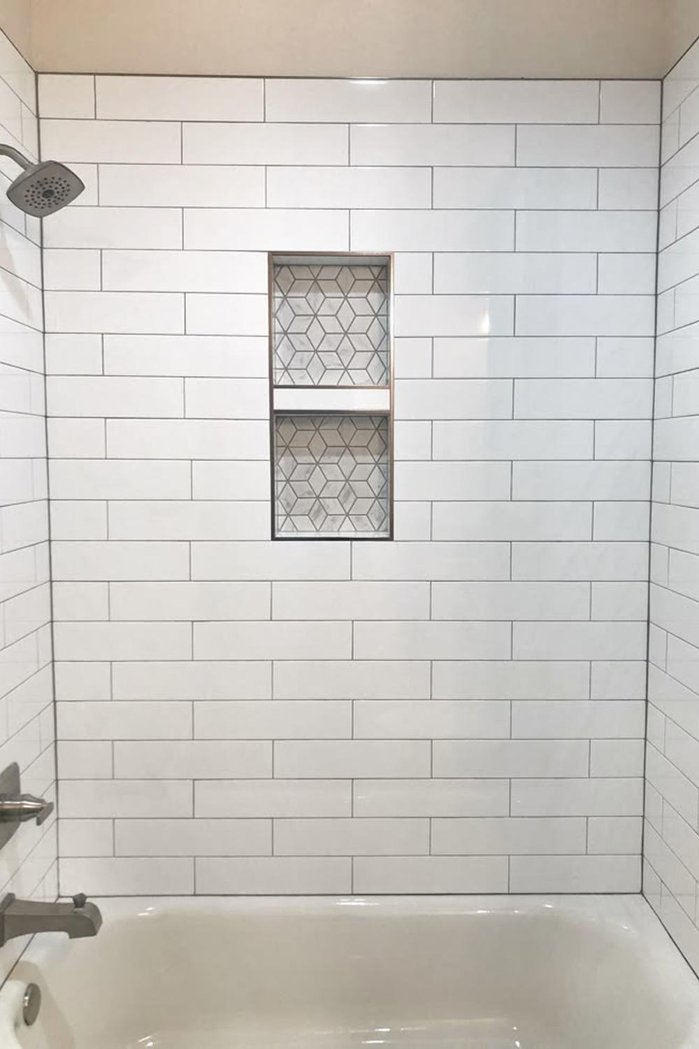 Baño con nicho y accesorios modernos
