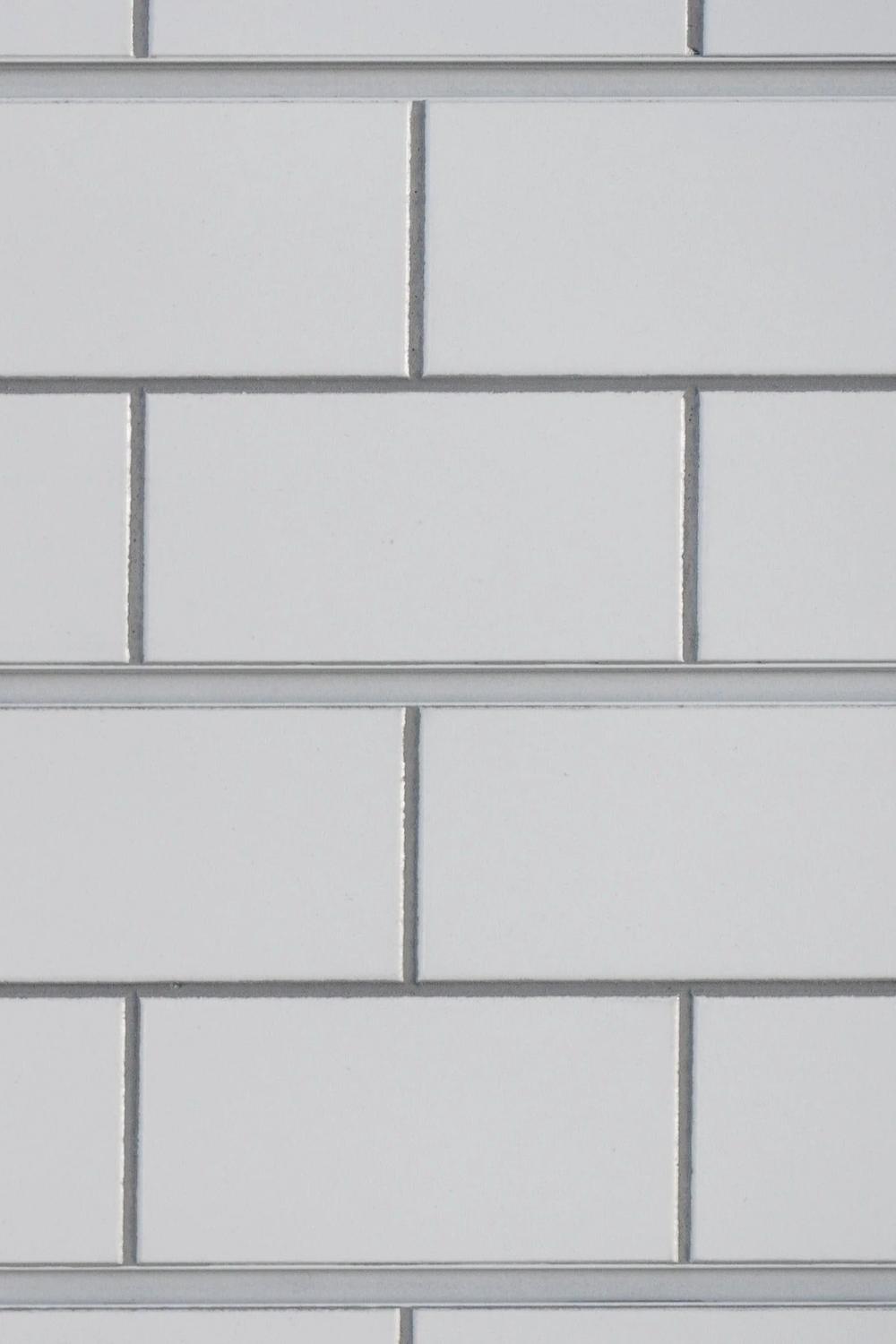 Baño minimalista con azulejos cerámicos