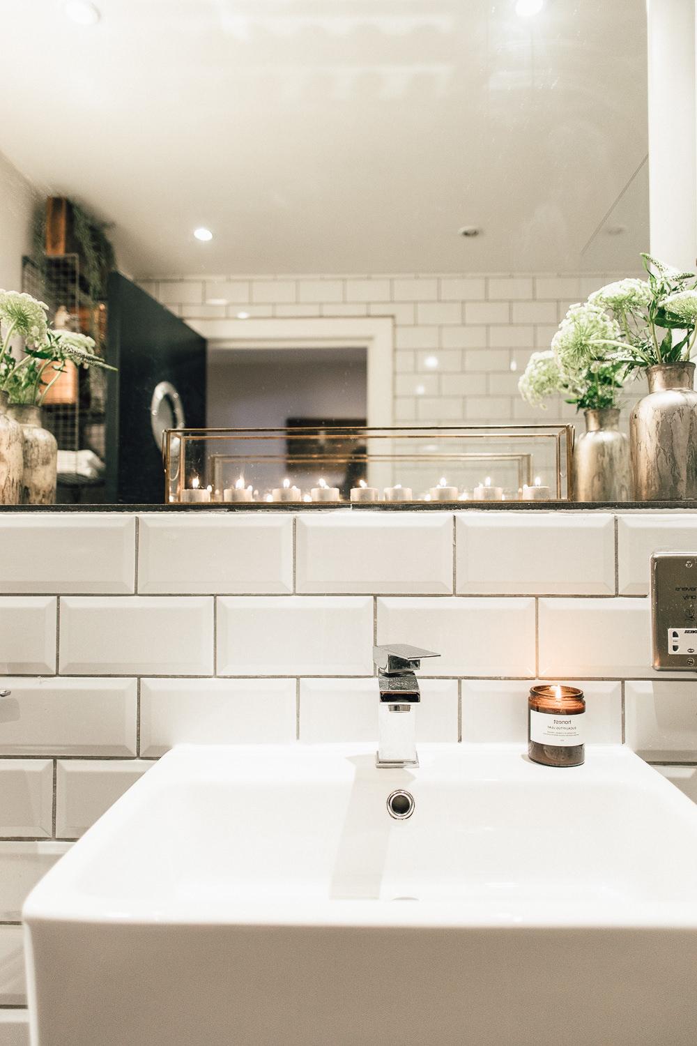 Baño innovador con azulejos únicos y líneas limpias
