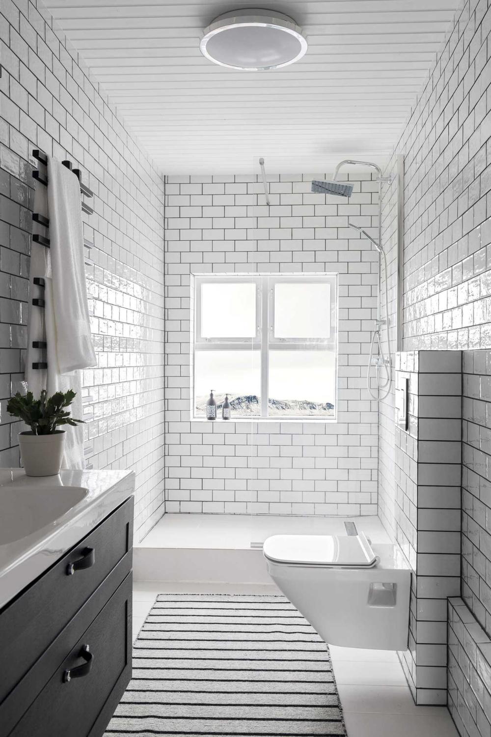 Baño moderno con detalles de azulejos elegantes