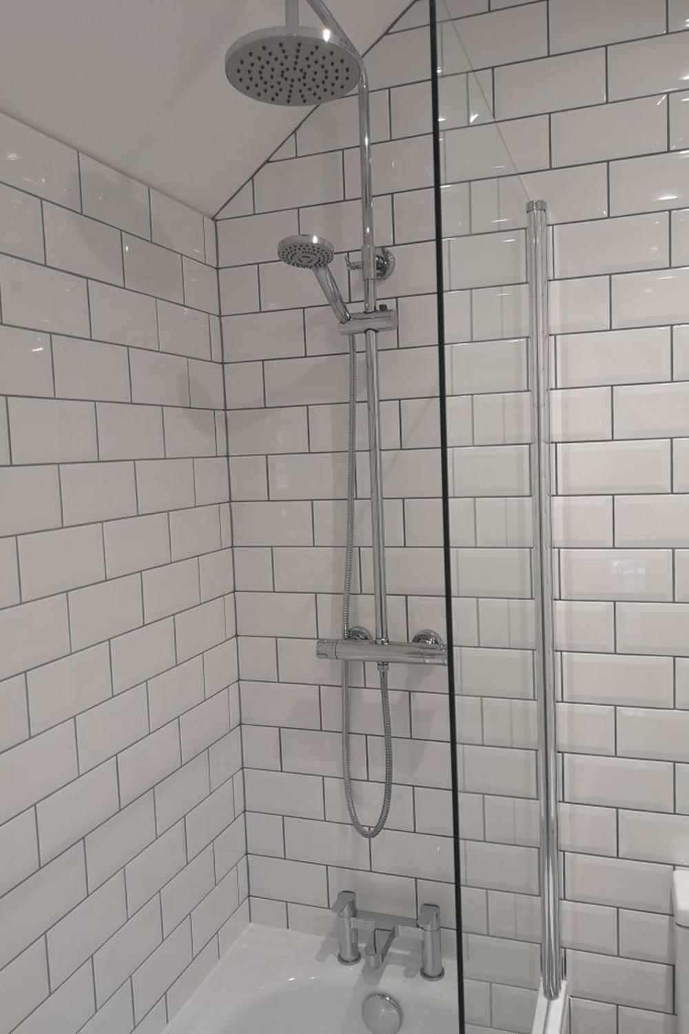 Baño con azulejos de musgos y un estilo marcado