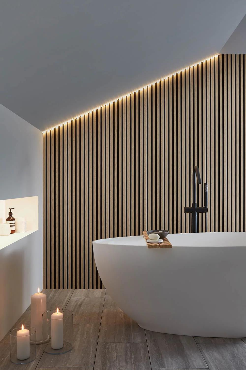 Baño moderno con listones verticales de madera que crean una atmósfera serena