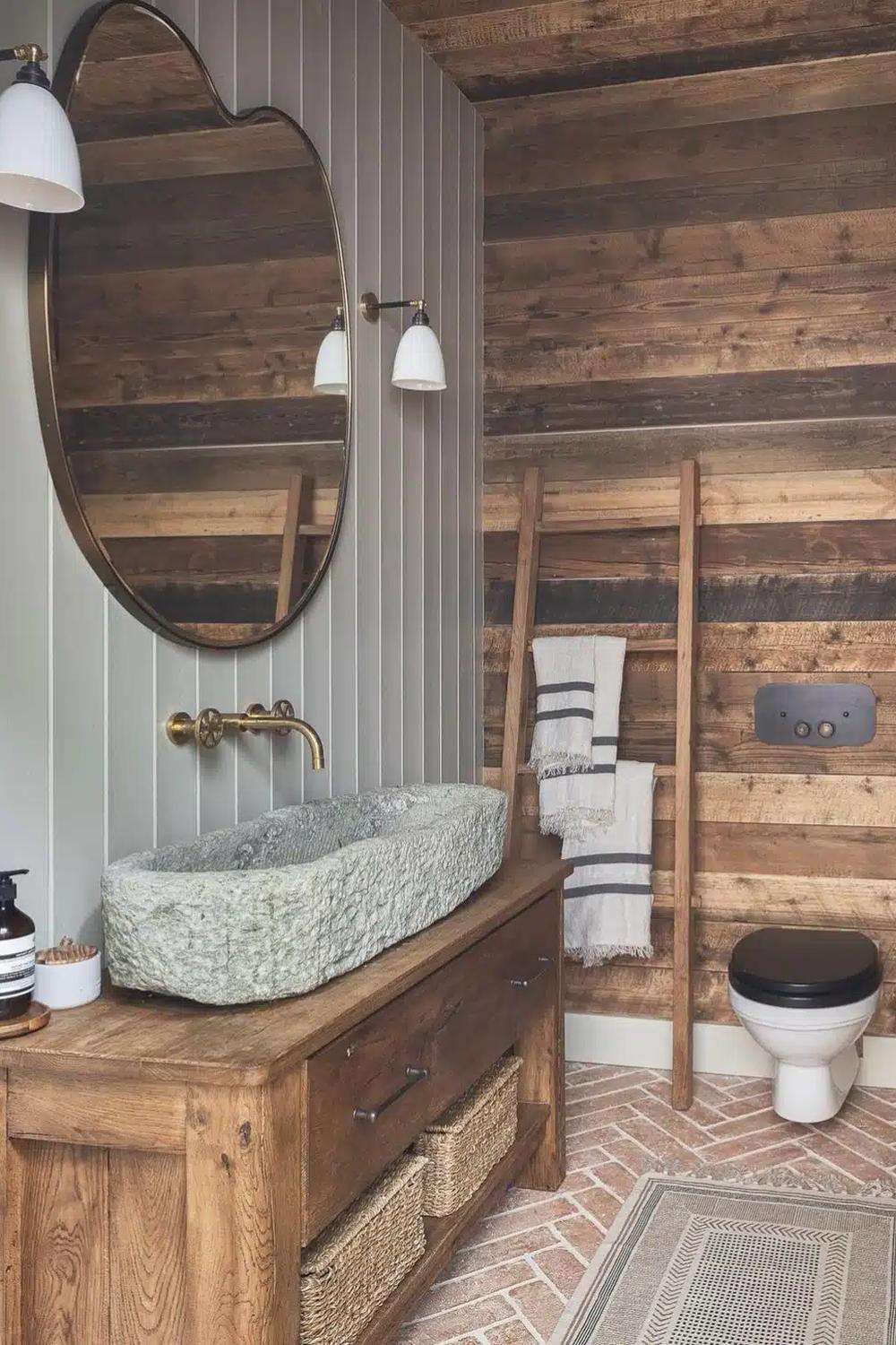 Baño rústico con paneles grises y elementos decorativos vintage