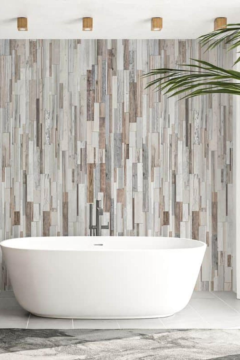 Baño acogedor con un muro de paneles de madera como característica principal