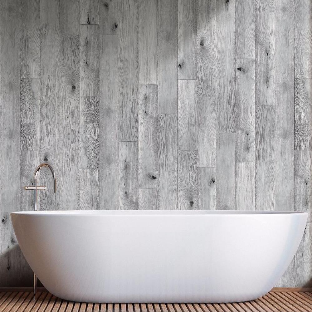 Baño moderno que enfatiza la funcionalidad y la estética con paneles de madera