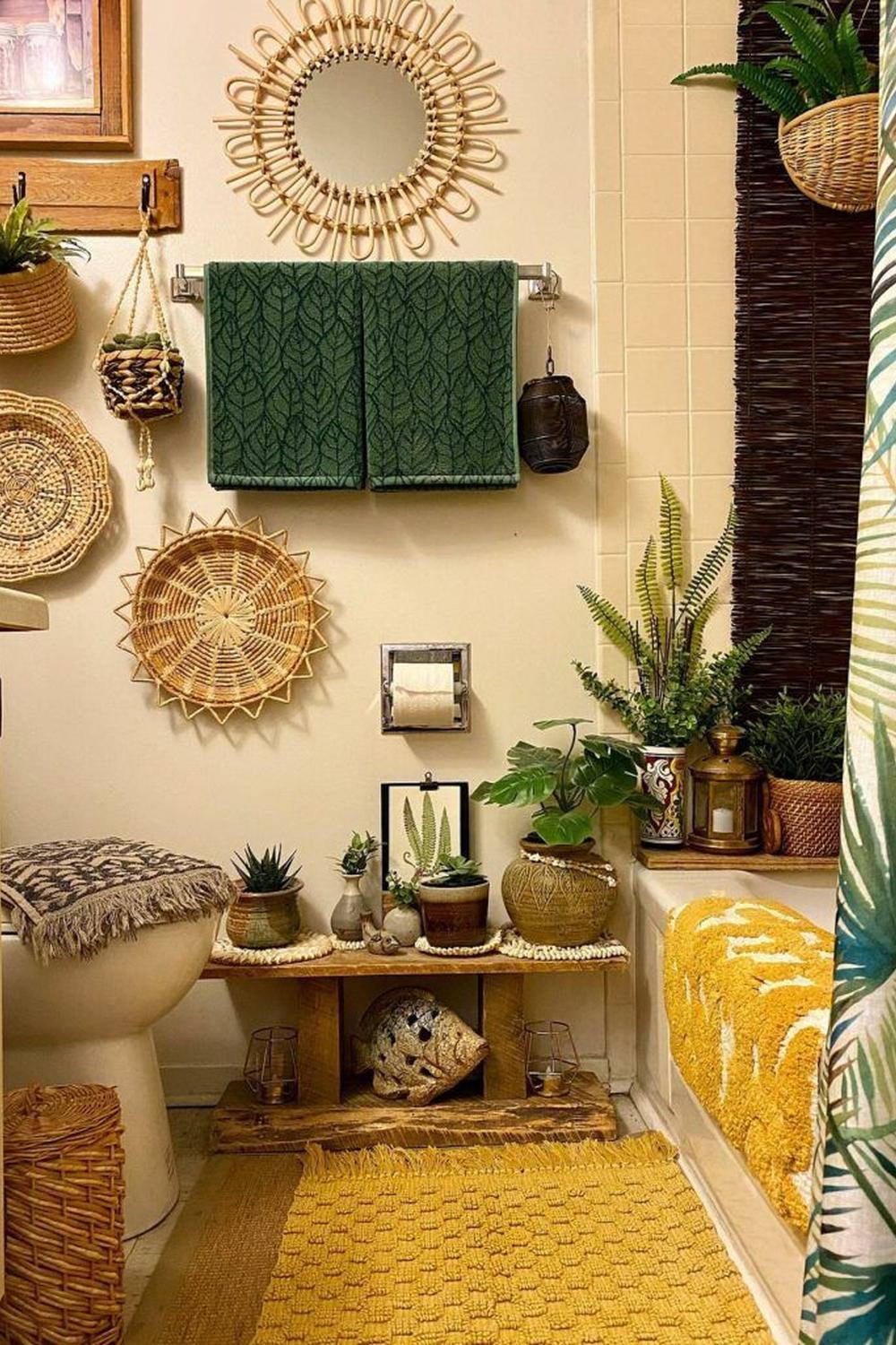 Baño boho con mat amarillo y decoración verde