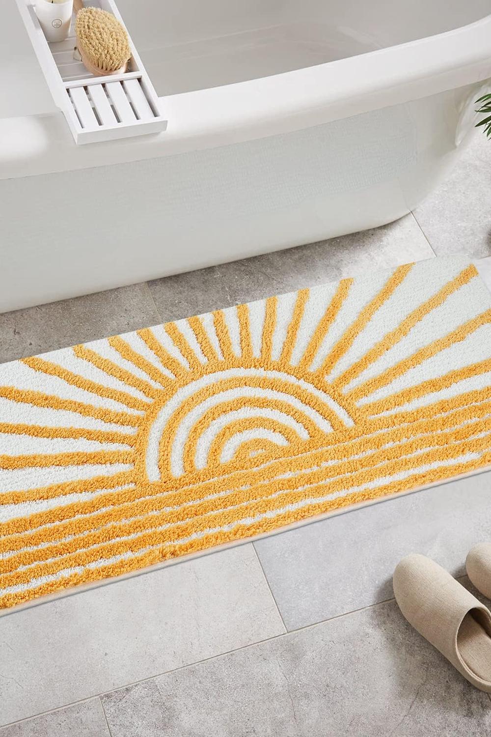 Baño boho con alfombra de baño amarilla en forma de sol