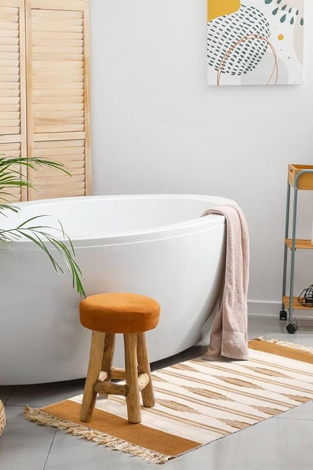 Baño boho con bañera blanca y decoración en amarillo