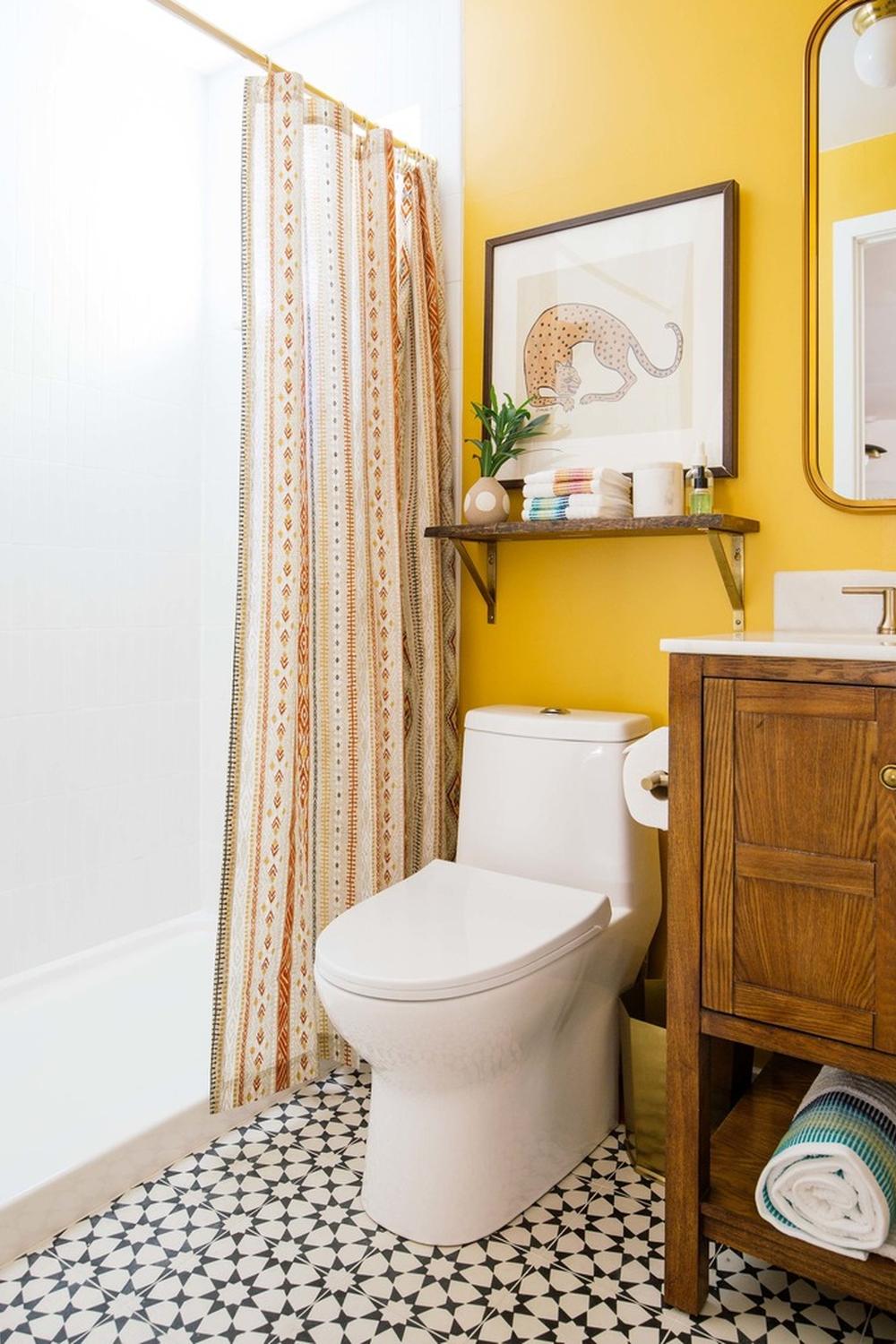 Baño boho con paredes amarillas y decoración natural