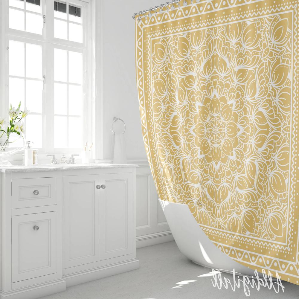 Baño boho alegre con cortina amarilla fea de flores