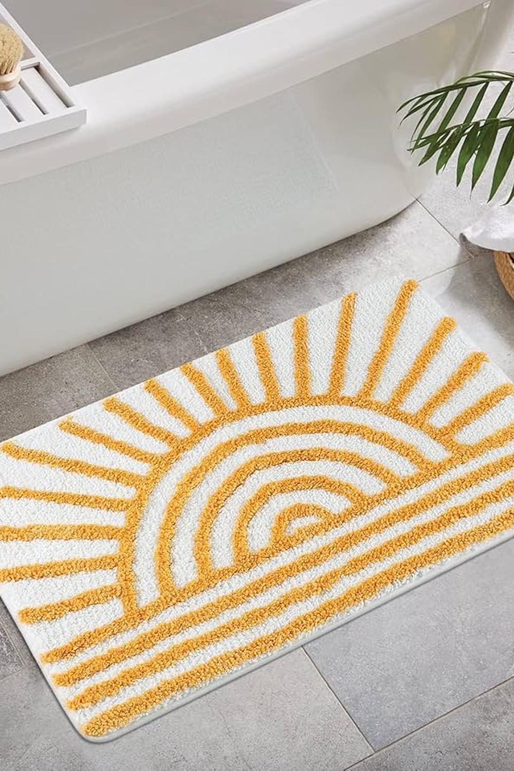Baño boho con alfombra de baño amarilla