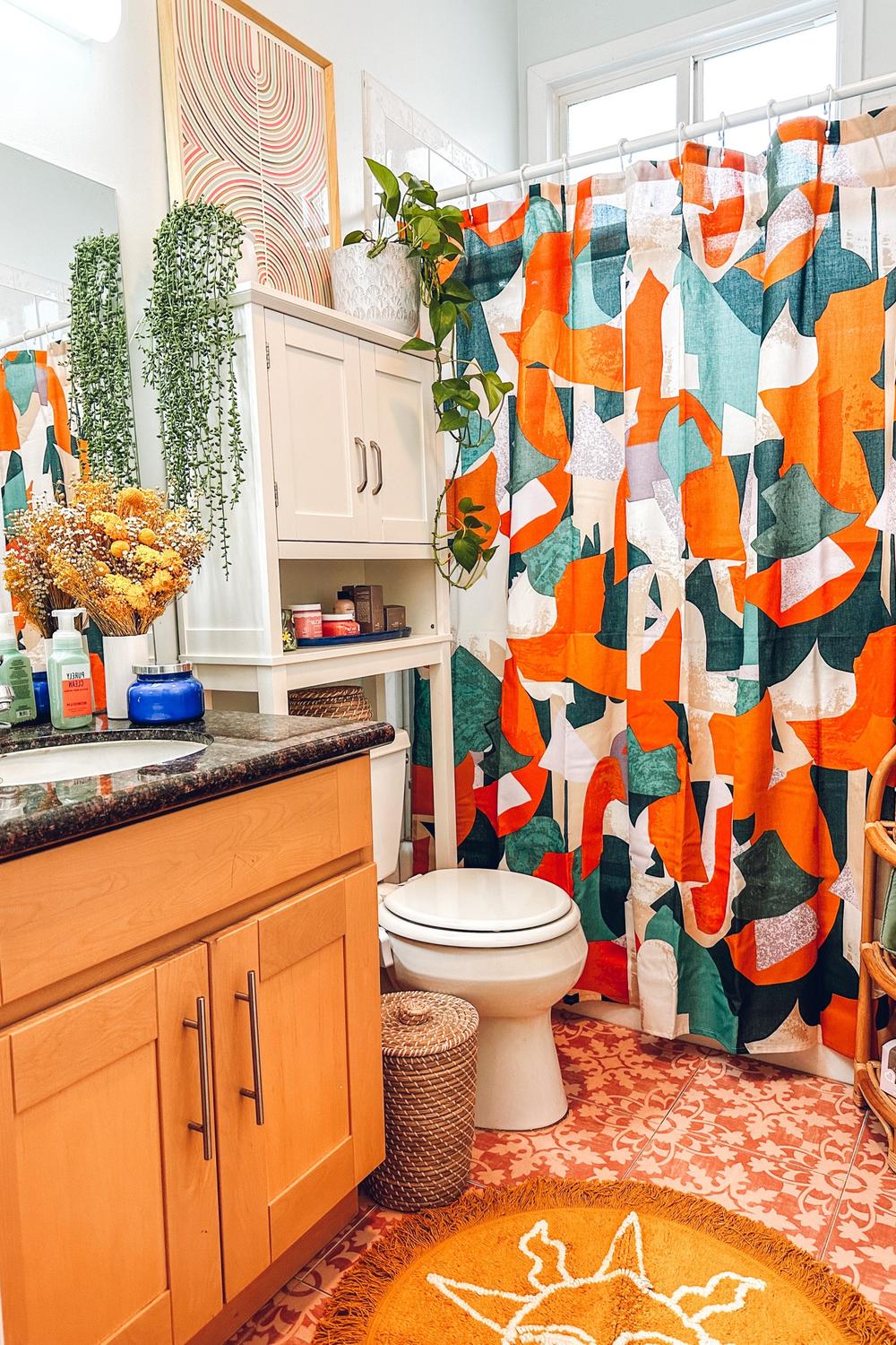 Baño boho con detalles modernos en amarillo