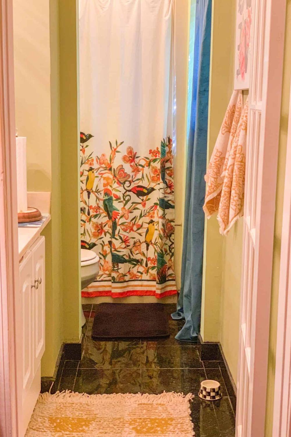 Baño boho acogedor con texturas variadas