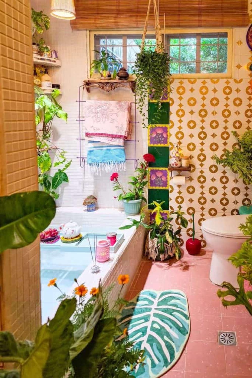 Baño boho acogedor con colores vibrantes