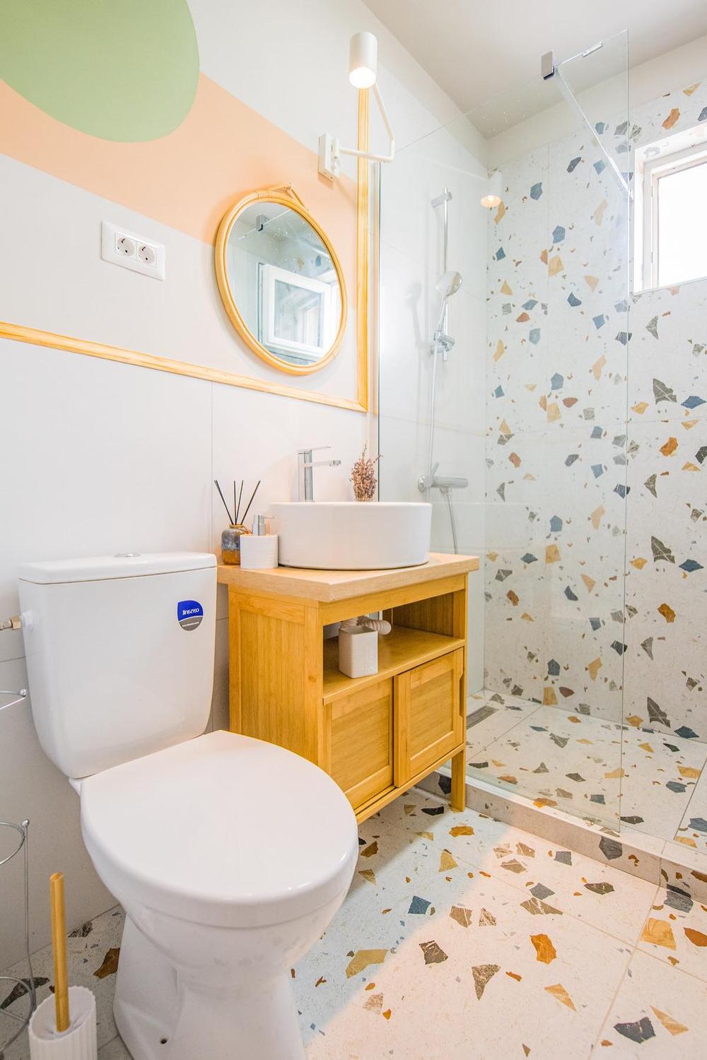 Baño boho fresco con diseño dinámico