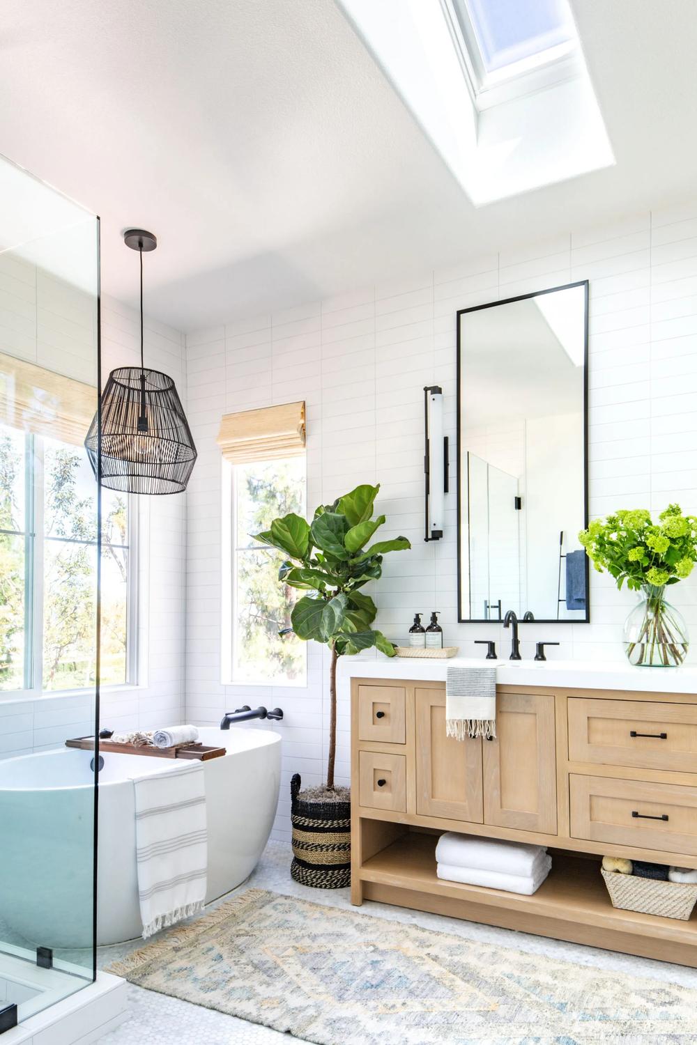 Baño con estilo natural y elementos modernos
